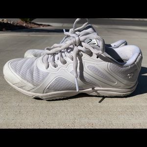 Varsity Rise Cheer shoes white. Size 6.5